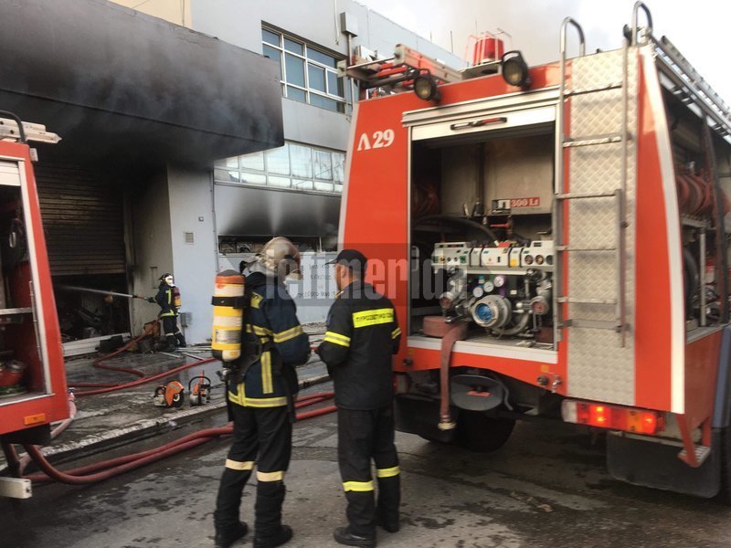 Μεγάλη φωτιά σε αποθήκη με ηλεκτρικά στο Περιστέρι -Ζημιές σε σπίτια [εικόνες & βίντεο] | iefimerida.gr 4