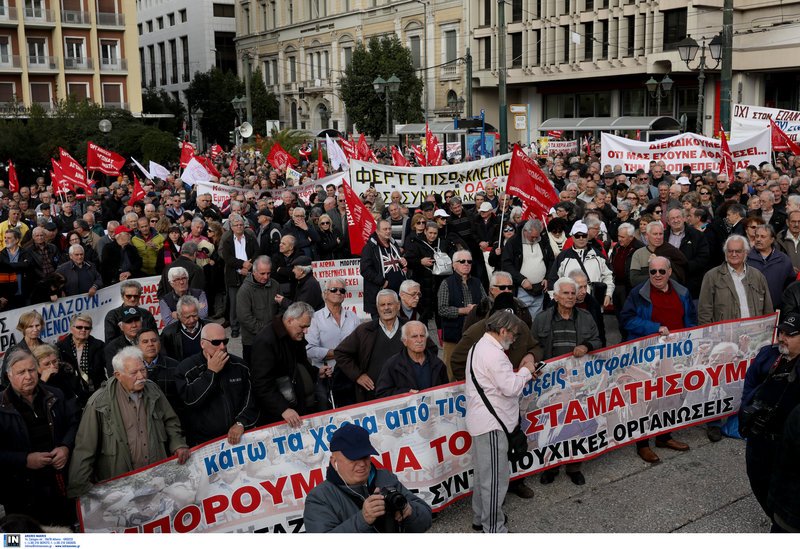 Διαμαρτυρία συνταξιούχων: Πήγαν στο Μαξίμου, ζήτησαν να δουν τον Τσίπρα, είδαν τον εξάδελφό του [εικόνες] | iefimerida.gr 8