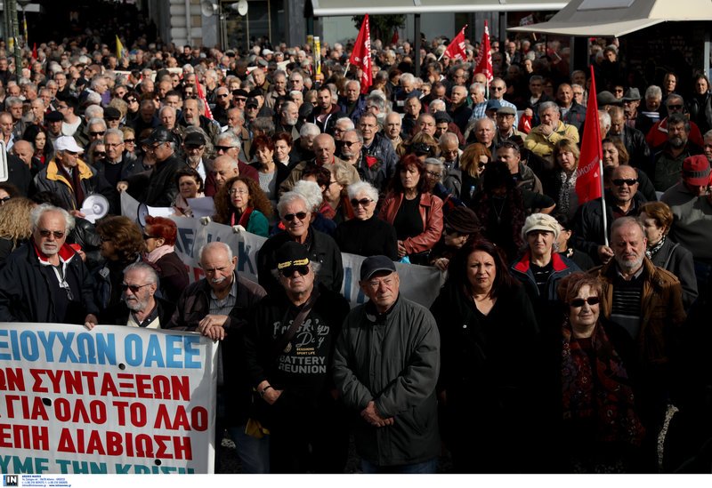 Διαμαρτυρία συνταξιούχων: Πήγαν στο Μαξίμου, ζήτησαν να δουν τον Τσίπρα, είδαν τον εξάδελφό του [εικόνες] | iefimerida.gr 7