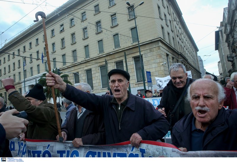 Διαμαρτυρία συνταξιούχων: Πήγαν στο Μαξίμου, ζήτησαν να δουν τον Τσίπρα, είδαν τον εξάδελφό του [εικόνες] | iefimerida.gr 6