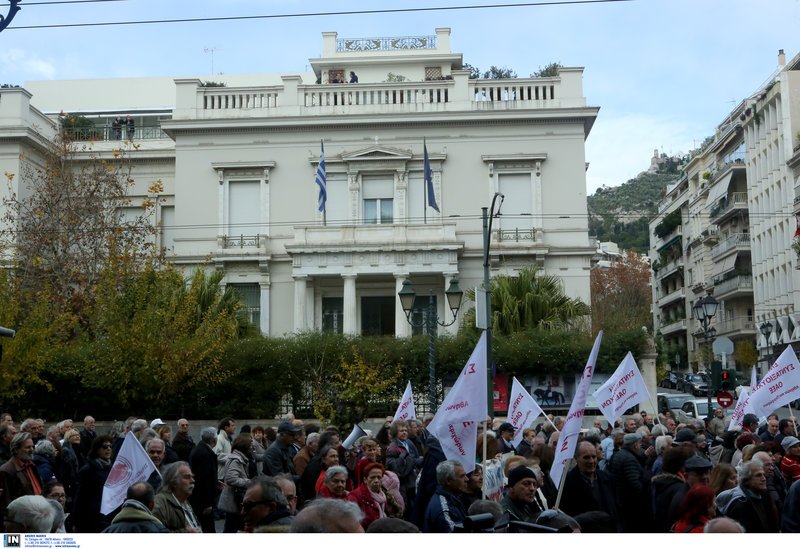 Διαμαρτυρία συνταξιούχων: Πήγαν στο Μαξίμου, ζήτησαν να δουν τον Τσίπρα, είδαν τον εξάδελφό του [εικόνες] | iefimerida.gr 5