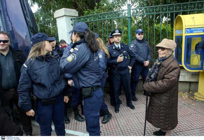 Διαμαρτυρία συνταξιούχων: Πήγαν στο Μαξίμου, ζήτησαν να δουν τον Τσίπρα, είδαν τον εξάδελφό του [εικόνες] | iefimerida.gr 4
