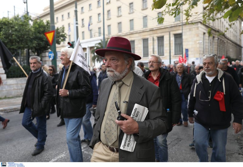 Διαμαρτυρία συνταξιούχων: Πήγαν στο Μαξίμου, ζήτησαν να δουν τον Τσίπρα, είδαν τον εξάδελφό του [εικόνες] | iefimerida.gr 3