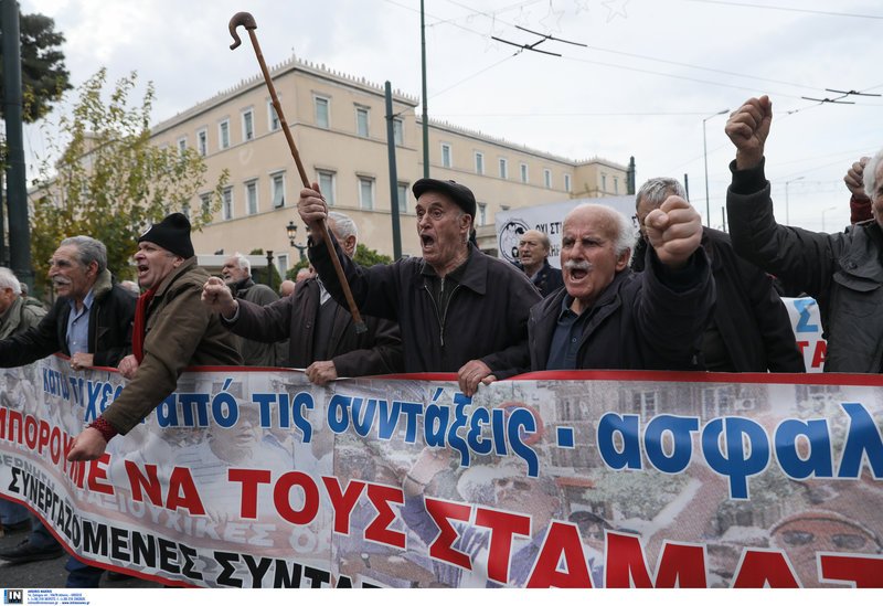 Διαμαρτυρία συνταξιούχων: Πήγαν στο Μαξίμου, ζήτησαν να δουν τον Τσίπρα, είδαν τον εξάδελφό του [εικόνες] | iefimerida.gr 2
