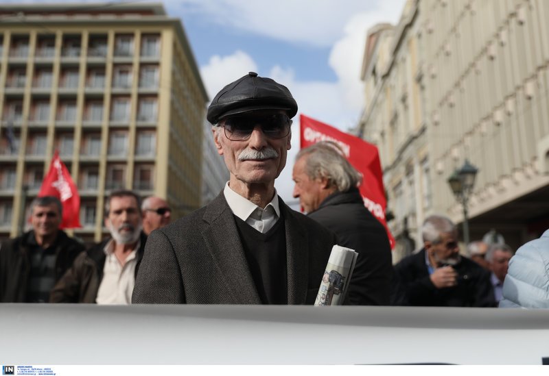 Διαμαρτυρία συνταξιούχων: Πήγαν στο Μαξίμου, ζήτησαν να δουν τον Τσίπρα, είδαν τον εξάδελφό του [εικόνες] | iefimerida.gr 1