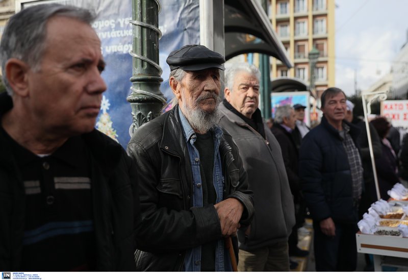 Διαμαρτυρία συνταξιούχων: Πήγαν στο Μαξίμου, ζήτησαν να δουν τον Τσίπρα, είδαν τον εξάδελφό του [εικόνες] | iefimerida.gr 0