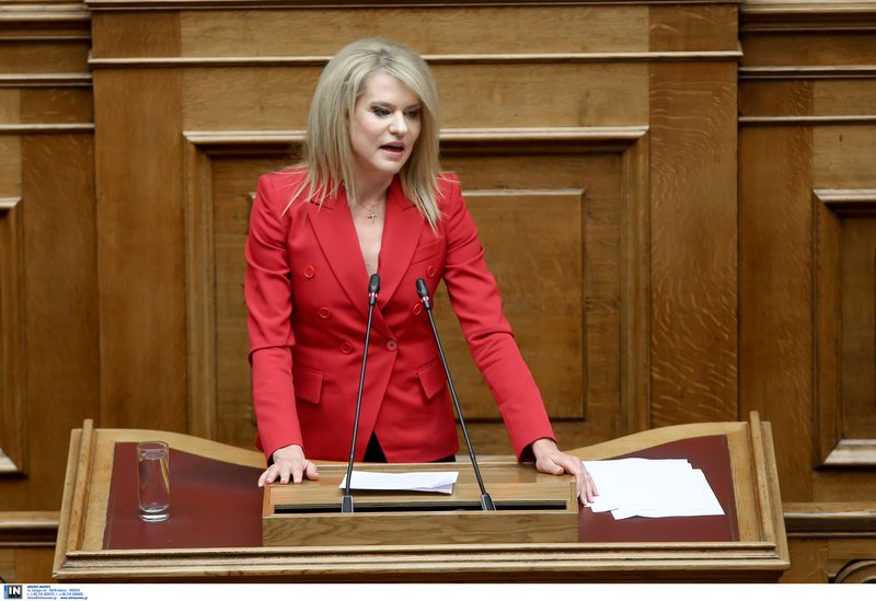 Με κόκκινο σακάκια όπως πάντα χωρίς μπλούζα η Θεοδώρα Τζάκρη.