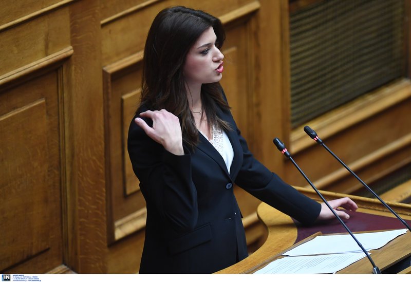 Η Κατερίνα Νοτοπούλου δεν σταμάτησε να παίζει με το μαλλί της όσο μιλούσε στη Βουλή.