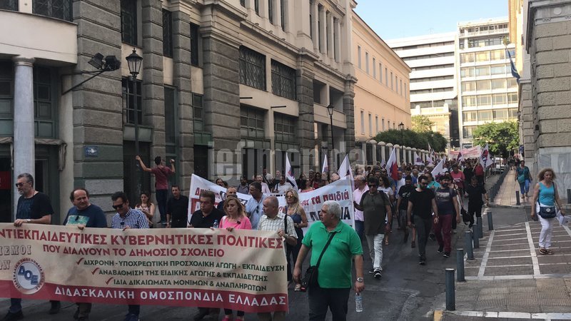 Διαμαρτυρία δασκάλων και καθηγητών κατά του νομοσχεδίου του υπουργείου Παιδείας [εικόνες & βίντεο] | iefimerida.gr 4