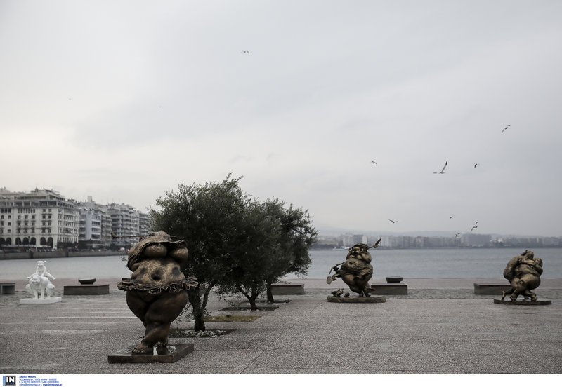 Στο λιμάνι 15 του διεθνούς φήμης Κινέζου καλλιτέχνη Xu Hongfei, ο οποίος συνηθίζει να απεικονίζει παχουλές γυναίκες