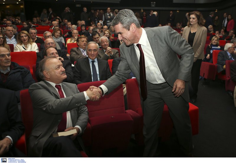 Ο Ανδρέας Λοβέρδος (δεξιά) χαιρετά τον Δημήτρη Σταμάτη