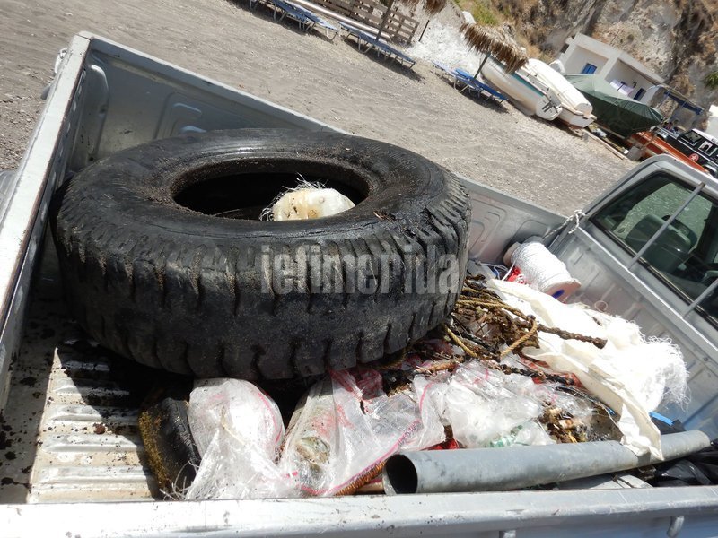 Ολοκληρώθηκε ο εθελοντικός καθαρισμός του βυθού της παραλίας της Καλντέρας [εικόνες] | iefimerida.gr 4