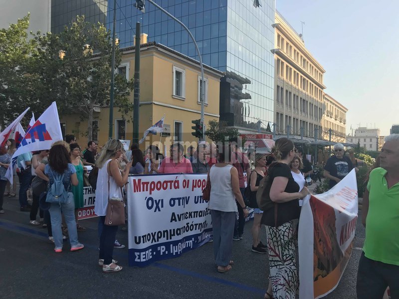 Διαμαρτυρία δασκάλων και καθηγητών κατά του νομοσχεδίου του υπουργείου Παιδείας [εικόνες & βίντεο] | iefimerida.gr 0