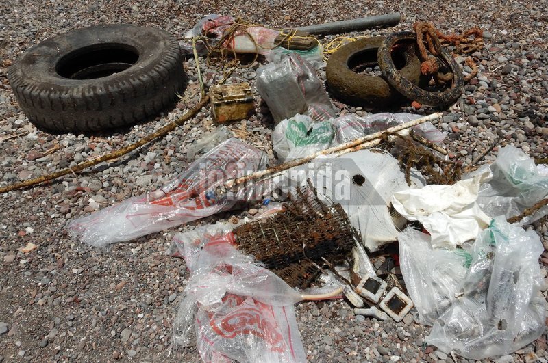 Ολοκληρώθηκε ο εθελοντικός καθαρισμός του βυθού της παραλίας της Καλντέρας [εικόνες] | iefimerida.gr 7