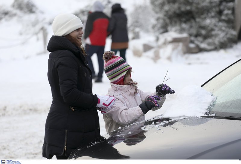 Οι Αθηναίοι πήραν τα βουνά για λίγο χιόνι -Παιχνίδια αλλά και μποτιλιάρισμα σε Πάρνηθα και Πεντέλη [εικόνες] | iefimerida.gr 6