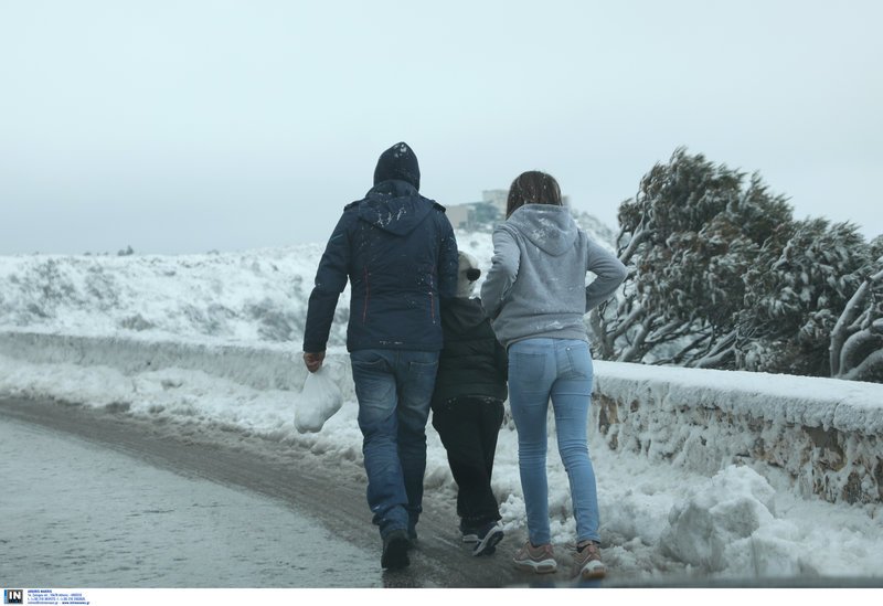 Οι Αθηναίοι πήραν τα βουνά για λίγο χιόνι -Παιχνίδια αλλά και μποτιλιάρισμα σε Πάρνηθα και Πεντέλη [εικόνες] | iefimerida.gr 5