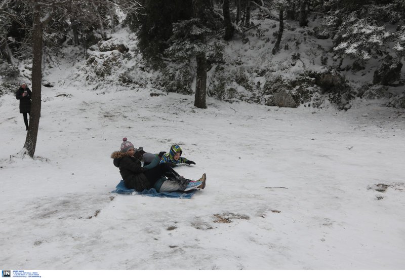 Οι Αθηναίοι πήραν τα βουνά για λίγο χιόνι -Παιχνίδια αλλά και μποτιλιάρισμα σε Πάρνηθα και Πεντέλη [εικόνες] | iefimerida.gr 7