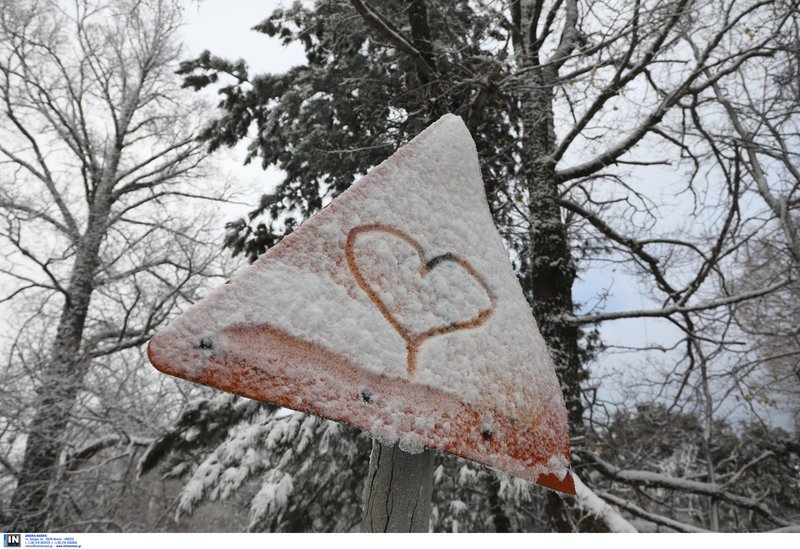 Οι Αθηναίοι πήραν τα βουνά για λίγο χιόνι -Παιχνίδια αλλά και μποτιλιάρισμα σε Πάρνηθα και Πεντέλη [εικόνες] | iefimerida.gr 9