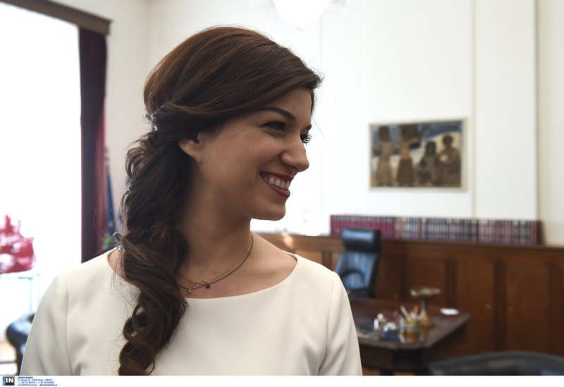 Στα λευκά η Κατερίνα Νοτοπούλου -Το συντηρητικό φόρεμα και το χτένισμα-υπερπαραγωγή [εικόνες] | iefimerida.gr 0