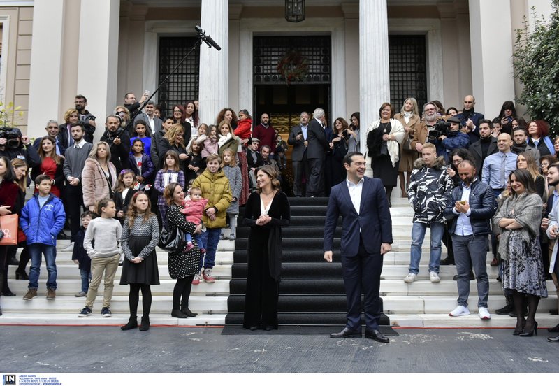 Εκλεψε τις εντυπώσεις η Περιστέρα Μπαζιάνα στο Μαξίμου -Με βελούδινο φόρεμα και βαγκ χτένισμα [εικόνες] | iefimerida.gr 5