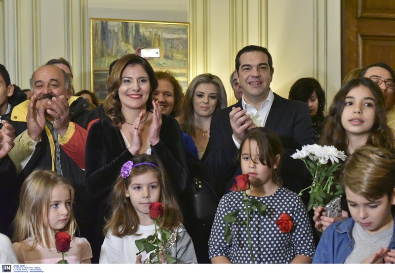 Εκλεψε τις εντυπώσεις η Περιστέρα Μπαζιάνα στο Μαξίμου -Με βελούδινο φόρεμα και βαγκ χτένισμα [εικόνες] | iefimerida.gr 3