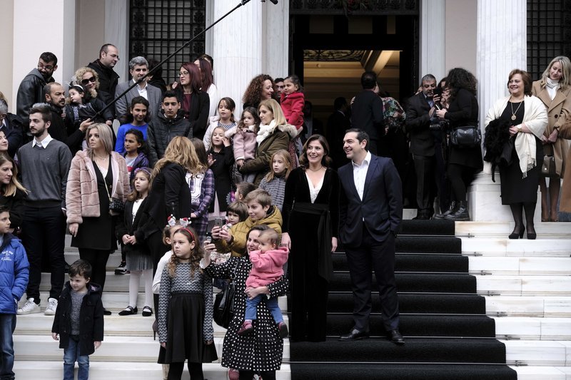 Εκλεψε τις εντυπώσεις η Περιστέρα Μπαζιάνα στο Μαξίμου -Με βελούδινο φόρεμα και βαγκ χτένισμα [εικόνες] | iefimerida.gr 7