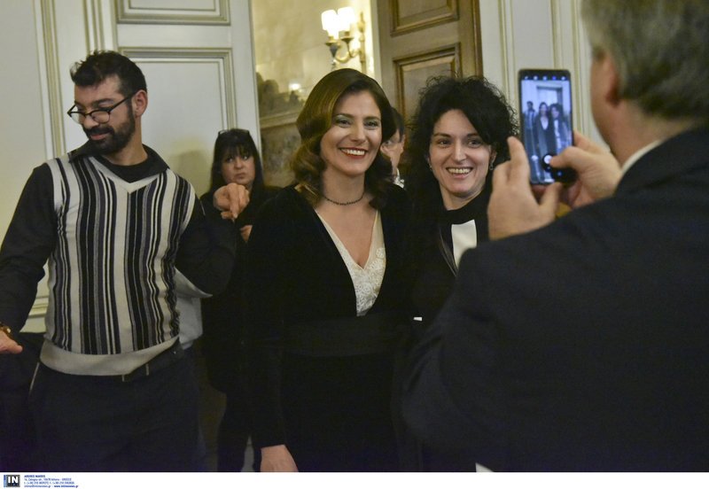 Εκλεψε τις εντυπώσεις η Περιστέρα Μπαζιάνα στο Μαξίμου -Με βελούδινο φόρεμα και βαγκ χτένισμα [εικόνες] | iefimerida.gr 2