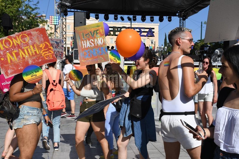 Athens Pride, Παρούσα: Ξέφρενο πάρτι με πολύχρωμες παρουσίες [εικόνες & βίντεο] | iefimerida.gr 7