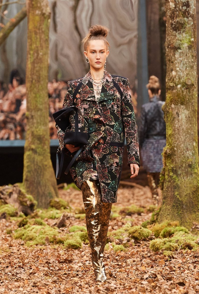 Αυτός είναι ο λόγος που οι γυναίκες θέλουν να έρθει ο επόμενος χειμώνας -Τον βρήκαμε στο δάσος της Chanel [εικόνες] | iefimerida.gr 17