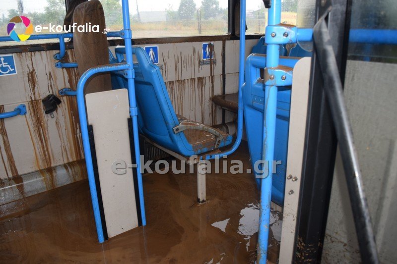 Μέσα στο λεωφορείο που... βούλιαξε στη Θεσσαλονίκη [εικόνες] | iefimerida.gr 1