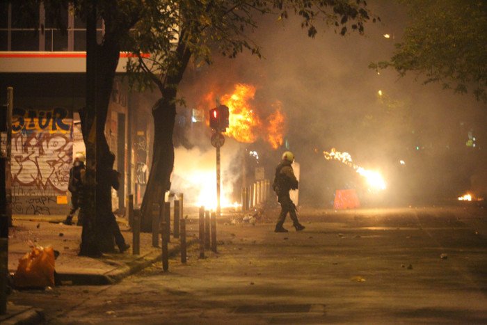 Κλεφτοπόλεμος ΜΑΤ-Κουκουλοφόρων στα Εξάρχεια [εικόνες & βίντεο] | iefimerida.gr 12