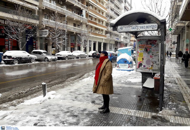 Μια ακόμη γυναίκα περιμένει μάταια λεωφορείο σήμερα στην Θεσσαλονίκη / Φωτογραφία: InTime News
