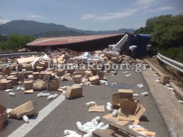 Επτάωρη ταλαιπωρία στην Αθηνών - Λαμίας λόγω ανατροπής νταλίκας [εικόνες] | iefimerida.gr 3