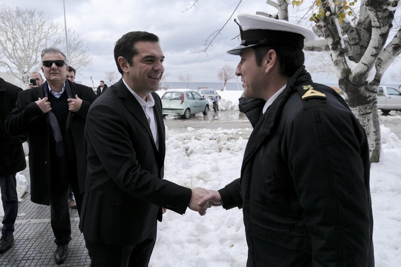 Ο πρωθυπουργός χαιρετά αξιωματικό του Πολεμικού Ναυτικού -Φωτογραφία: ΓτΠ ANDREA BONETTI