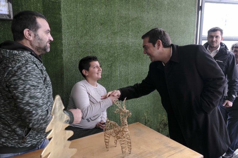 Ο πρωθυπουργός συνομιλεί με έναν νεαρό κάτοικο Σαμοθράκης και τον πατέρα του --Φωτογραφία: ΓτΠ ANDREA BONETTI