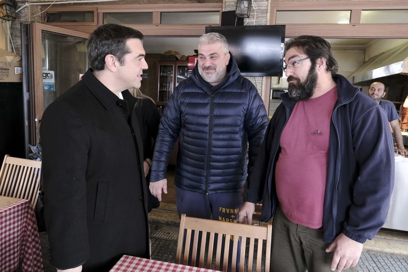 Σε καφενείο της Σαμοθράκης ο Αλ. Τσίπρας --Φωτογραφία: ΓτΠ ANDREA BONETTI