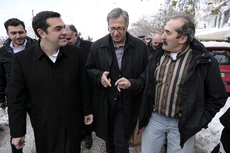 Ο Αλέξης Τσίπρας συνομίλησε με κατοίκους της Σαμοθράκης -Φωτογραφία: ΓτΠ ANDREA BONETTI