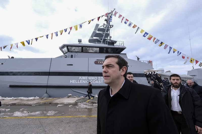 Ο πρωθυπουργός περπατά στην παραλία της Σαμοθράκης --Φωτογραφία: ΓτΠ ANDREA BONETTI