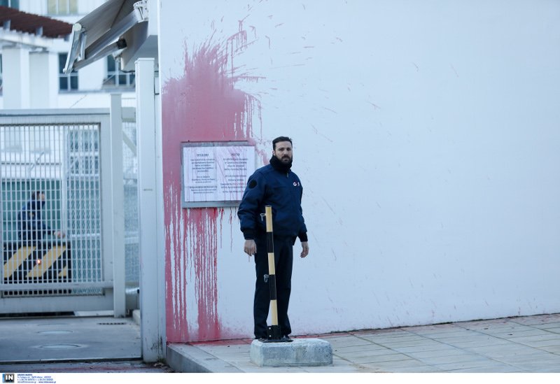 Οι δράστες, περίπου 10 άτομα με δίκυκλα, πέταξαν σχεδόν ταυτόχρονα με τις μπογιές, καπνογόνα για να μην τους καταγράψουν οι κάμερες