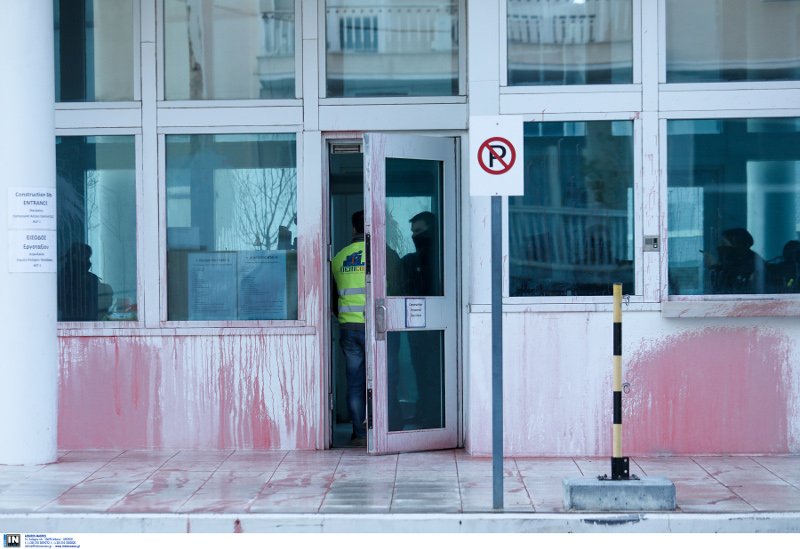 Η ΕΛΑΣ θα προχωρήσει στις προβλεπόμενες διαδικασίες για την παραλαβή -από την ασφάλεια της πρεσβείας- του υλικού από τις κάμερες προκειμένου να συμπεριληφθεί στη δικογραφία