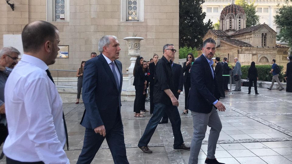 Πλήθος κόσμου στο λαϊκό προσκύνημα στη σορό του Παύλου Γιαννακόπουλου -Σήμερα η κηδεία | iefimerida.gr 2