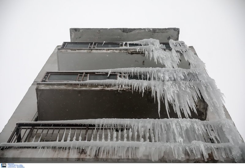 Η Πυροσβεστική έσπασε τους σταλακτίτες στην πολυκατοικία της Θεσσαλονίκης [εικόνες] | iefimerida.gr 3