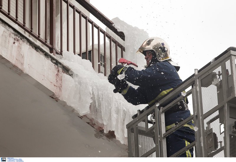 Η Πυροσβεστική έσπασε τους σταλακτίτες στην πολυκατοικία της Θεσσαλονίκης [εικόνες] | iefimerida.gr 2