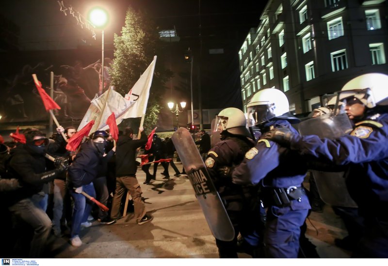 Επίσκεψη Μέρκελ: Επεισόδια και χημικά στο κέντρο της Αθήνας [βίντεο] | iefimerida.gr 2