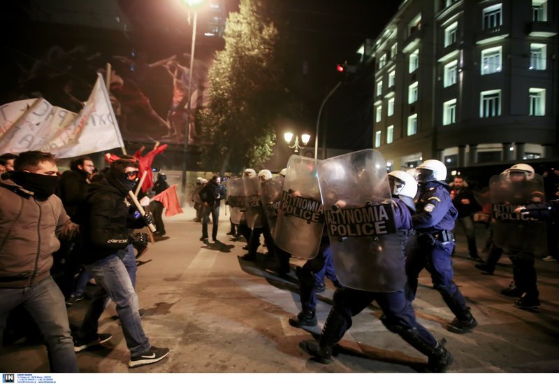 Επίσκεψη Μέρκελ: Επεισόδια και χημικά στο κέντρο της Αθήνας [βίντεο] | iefimerida.gr 3