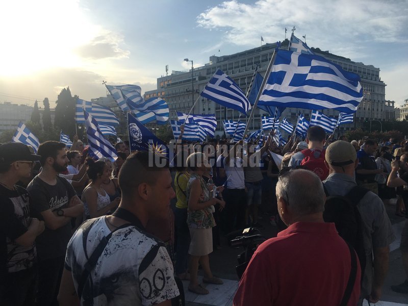 Διαδήλωση μέχρι το βράδυ για το Σκοπιανό στο Σύνταγμα [εικόνες & βίντεο] | iefimerida.gr 3