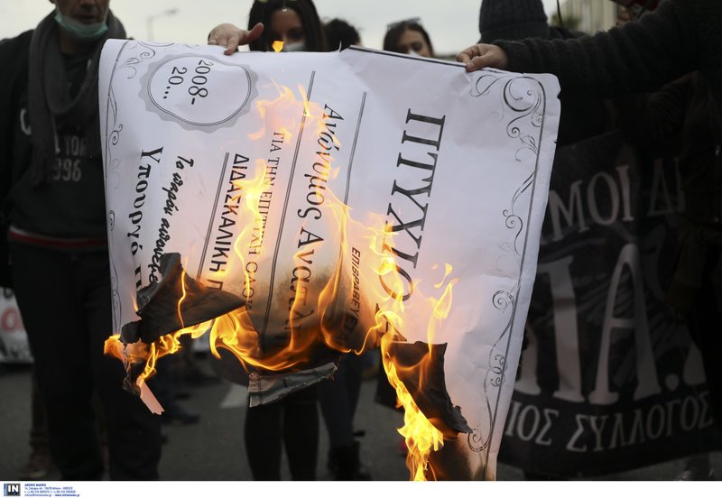 Εληξε η συγκέντρωση διαμαρτυρίας των εκπαιδευτικών στα Προπύλαια -Στην κυκλοφορία οι δρόμοι [εικόνες] | iefimerida.gr 3