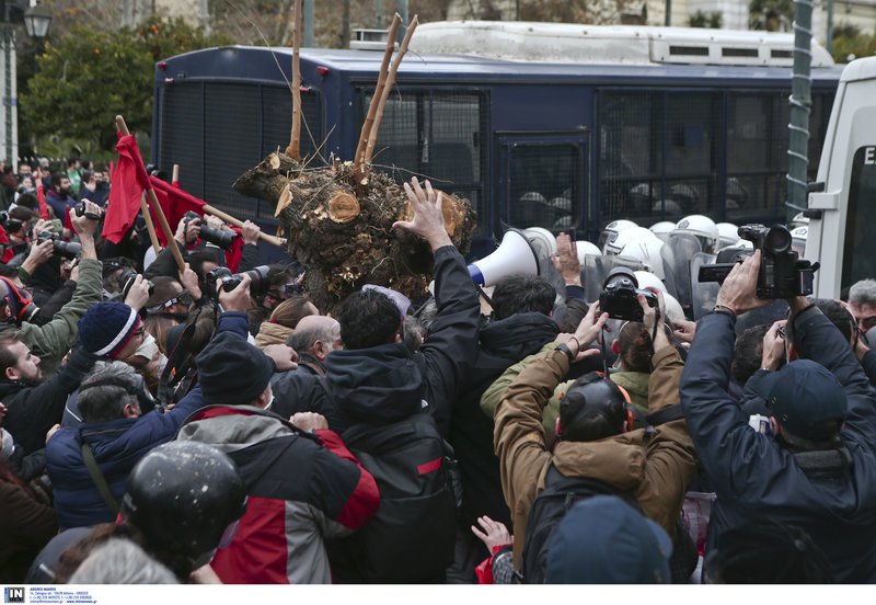 Εληξε η συγκέντρωση διαμαρτυρίας των εκπαιδευτικών στα Προπύλαια -Στην κυκλοφορία οι δρόμοι [εικόνες] | iefimerida.gr 10