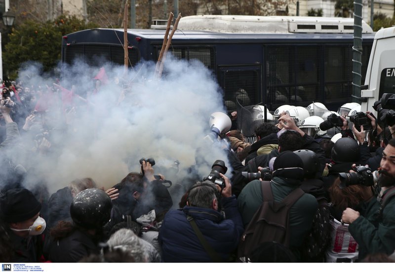 Εληξε η συγκέντρωση διαμαρτυρίας των εκπαιδευτικών στα Προπύλαια -Στην κυκλοφορία οι δρόμοι [εικόνες] | iefimerida.gr 9