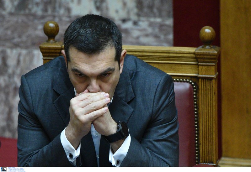 Σκεπτικός ή... κρυώνει ο πρωθυπουργός;